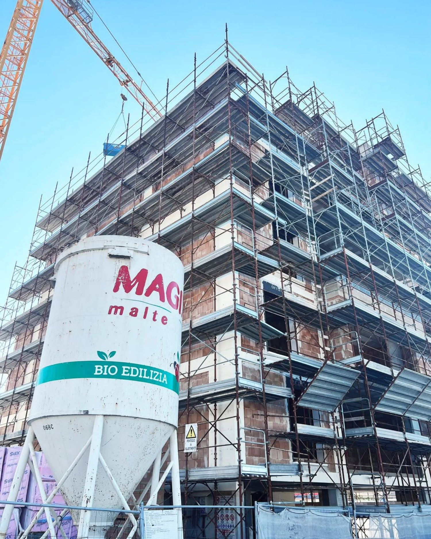 Cantiere con ponteggio e silo MAGIX bio edilizia